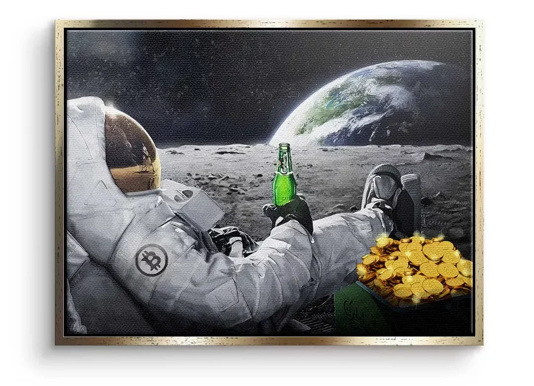 Astronaut und Bitcoin auf dem Mond gold