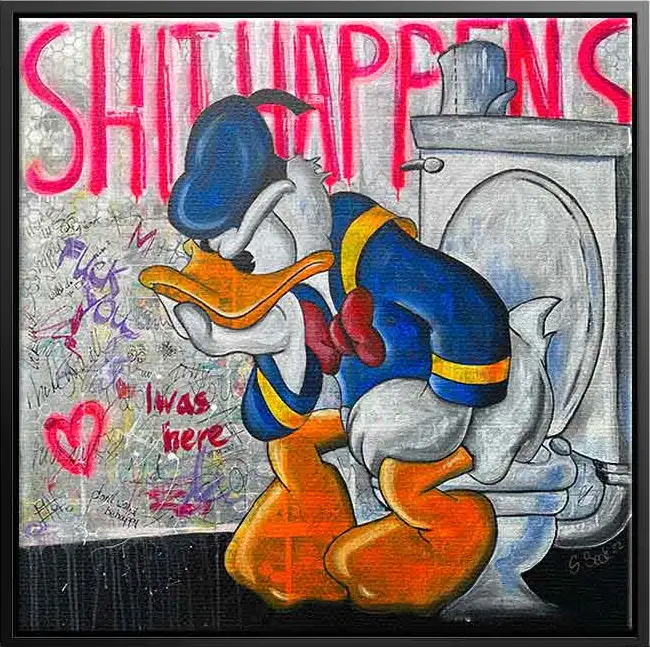 Kunstwerk von SABRINA SECK, das Donald Duck in einer ungewöhnlichen Szene vor einer Toilette zeigt