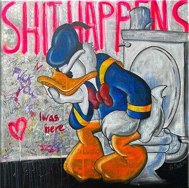 Donald Duck vor einer Graffiti-Wand und Toilette, mit dem Ausdruck 'Shit Happens' im Hintergrund.